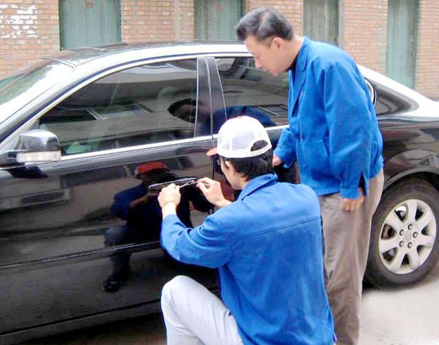珲春汽车钥匙丢在车里面怎么办?